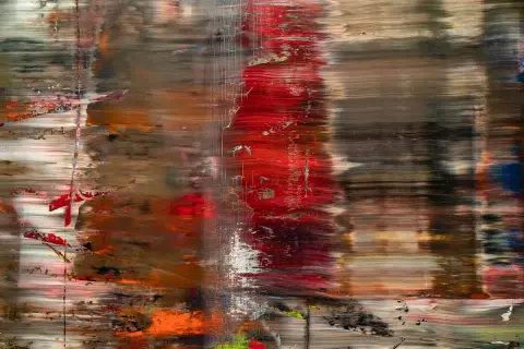 Abstract schilderij met levendige strepen oranje met blauw, rood en bruin.