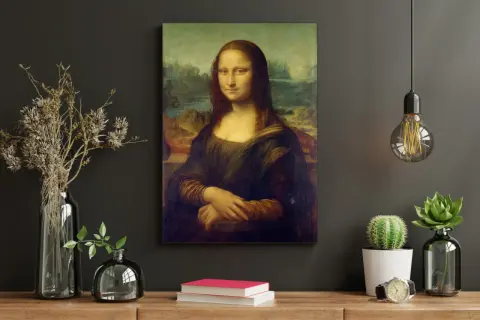 De Mona Lisa, een iconisch schilderij met een mysterieus jaartal, hangt boven een houten meubel met decoraties.