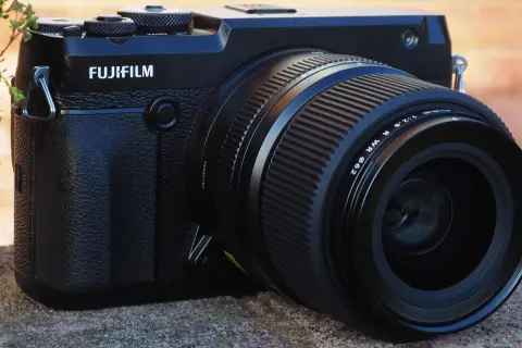 Zwarte Fujifilm GFX 50R camera met lens, klaar voor het vastleggen van elk moment.