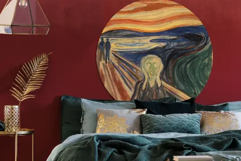 Iconische kunst aan de muur: de schreeuw, met een bed vol luxe kussens en een gouden palmblad.