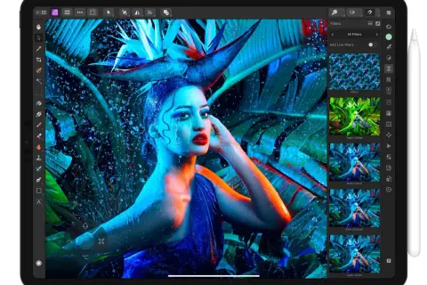 Een vrouw met een tropische bloem op haar hoofd, bewerkt in een foto bewerken app met diverse filters.