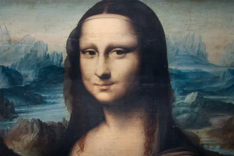 Het beroemde schilderij van Leonardo da Vinci, de Mona Lisa, met haar iconische glimlach en een mysterieus landschap op de achtergrond.