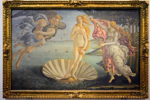De geboorte van Venus, een iconische venus vrouw, drijvend op een schelp, omringd door goden en bloemen.
