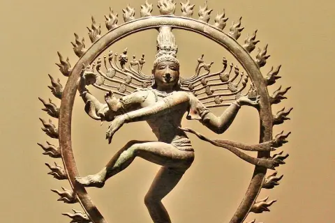Bronzen beeld van Shiva Nataraja, de dansende god, omringd door een vlammende aureool.