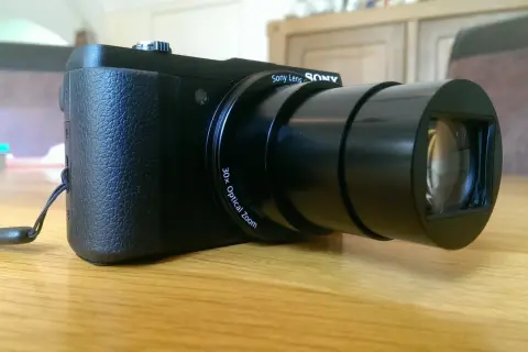 Zwarte Sony Cybershot DSC-HX60V camera met 30x optische zoomlens, klaar voor een sony cybershot dsc hx60v review.