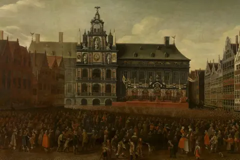 Een schilderij van de Vrede van Münster: een menigte verzameld op een plein voor een imposant stadhuis, waar een ceremonie plaatsvindt.