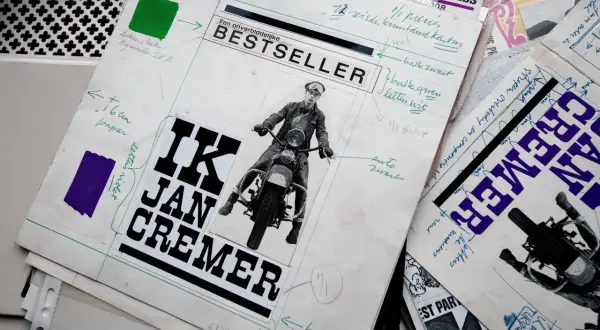 Ontwerp voor een boekcover met Jan Cremer op motor, "Ik Jan Cremer". De tekst suggereert een bestseller en hint naar het Jan Cremer vermogen.