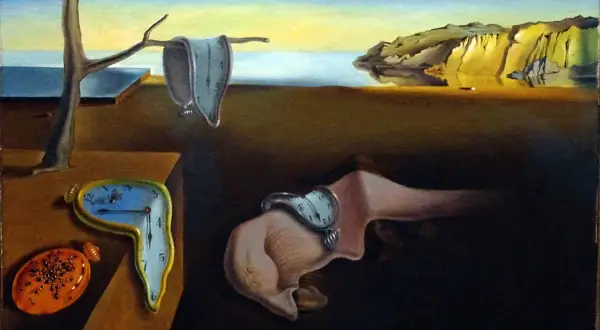 Smeltende klokken, een symbool van la persistance de la mémoire, drijven in een surrealistisch landschap.