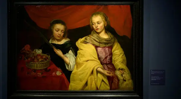 Twee meisjes, een met een mand fruit, de ander met een lam. Een stille hint naar de godin van de oorlog, Athena, die wijsheid en oorlog combineert.
