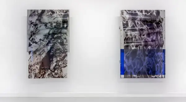 Twee abstracte kunstwerken van Baukje Dijkstra, met golvende patronen die doen denken aan water.