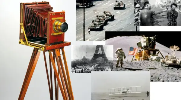 De eerste camera ooit, een houten balgcamera op statief, naast iconische beelden: tanks, maanlanding, Eiffeltoren, Vietnamoorlog en de eerste vlucht.