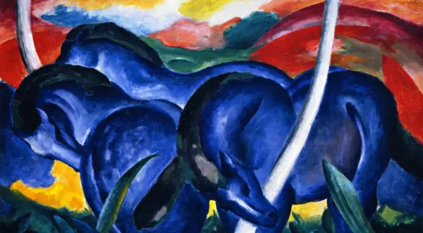 Expressief blauw paard in een levendig, kleurrijk landschap. De paarden lijken te bewegen in een droomachtige sfeer.