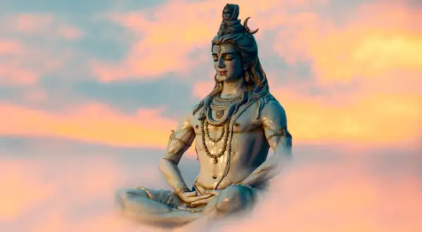 Meditatie van Shiva, een centrale godheid in het hindoeïsme, omringd door zachte, kleurrijke wolken bij zonsondergang.
