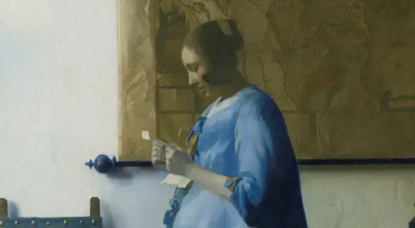 Een brieflezende vrouw in het blauw, verdiept in haar post. De kaart achter haar suggereert een wereld van avontuur.
