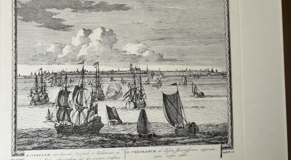Zeegezicht met schepen voor Rotterdam, een bloeiende koopstad. Een gravure van Peter Schenk, met de geboorteplaats van Erasmus.