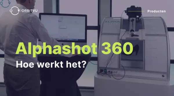 Een man bekijkt een 360 graden foto van een product op een computer. De Alphashot 360 is een productiesysteem voor 360 graden productfotografie.