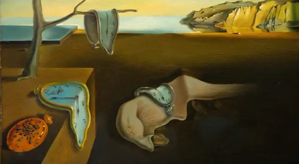 Smeltende klokken, een surrealisme kunstwerk, drijven op een verlaten landschap. Tijd vervormt en vloeit weg.