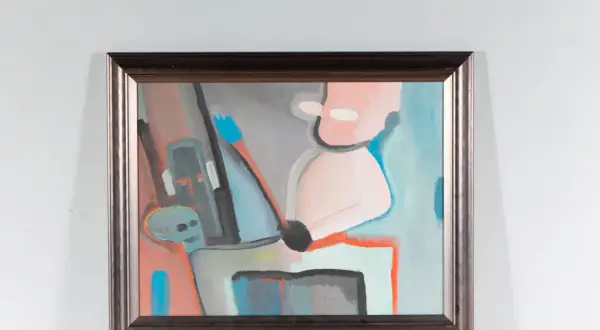 Abstract schilderij met roze en grijze figuren, kenmerkend voor Rob Scholte. Een man met een witte mond en ogen zit aan een tafel.