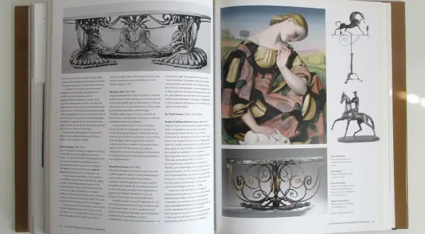 Een boekpagina met een schilderij van een vrouw en een konijn, en foto's van meubels en sculpturen met art deco motieven.