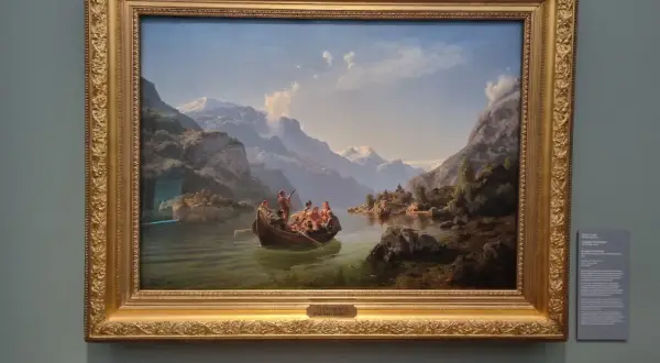Schilderij met een boot vol mensen op een meer, omringd door majestueuze kunst bergen.
