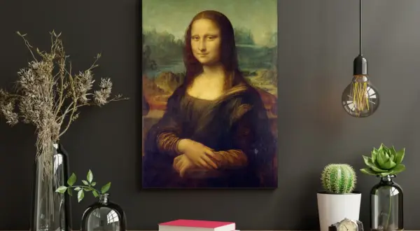 De Mona Lisa, een iconisch schilderij met een mysterieus jaartal, hangt boven een houten meubel met decoraties.