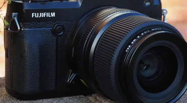 Zwarte Fujifilm GFX 50R camera met lens, klaar voor het vastleggen van elk moment.