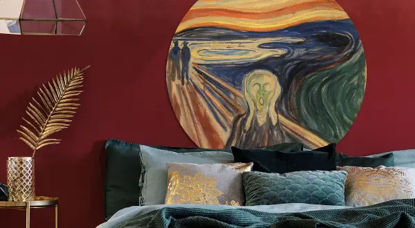 Iconische kunst aan de muur: de schreeuw, met een bed vol luxe kussens en een gouden palmblad.