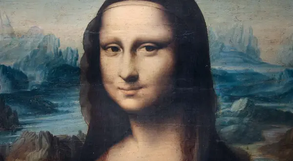 Het beroemde schilderij van Leonardo da Vinci, de Mona Lisa, met haar iconische glimlach en een mysterieus landschap op de achtergrond.