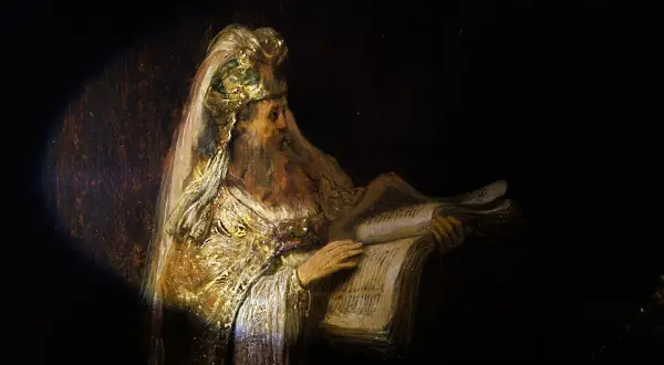 Een oude man met een lange baard, gekleed in rijke gewaden, leest in een boek. Het lijkt de nieuwe Rembrandt.