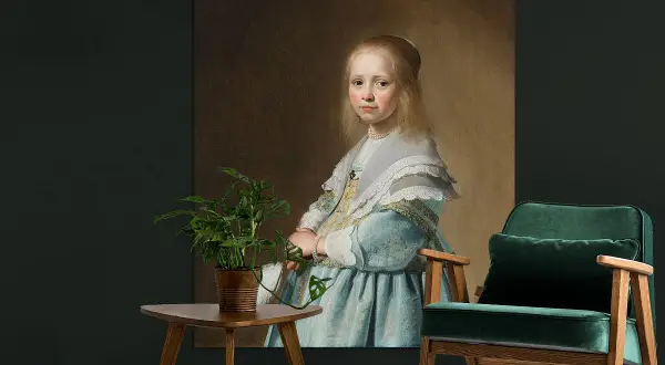 Portret van een meisje in blauwe jurk, geschilderd door Johannes Verspronck. Een groene fauteuil en plantje staan ernaast.
