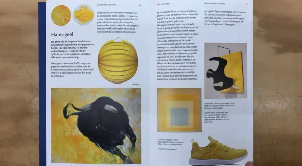 Een schilderij van Monica Rotgans met een stier, een gele lampion en een gele sneaker, allemaal in hansageel.