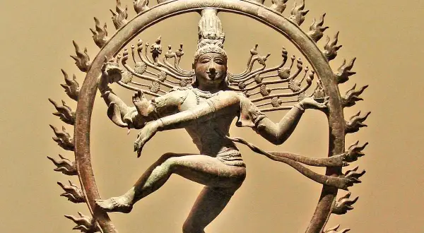 Bronzen beeld van Shiva Nataraja, de dansende god, omringd door een vlammende aureool.