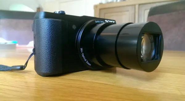 Zwarte Sony Cybershot DSC-HX60V camera met 30x optische zoomlens, klaar voor een sony cybershot dsc hx60v review.