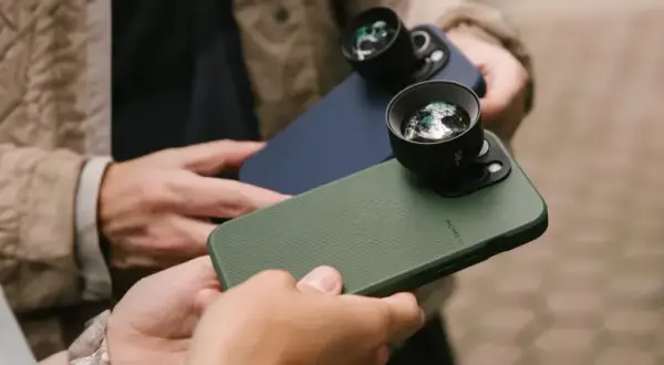 Twee personen houden iPhones vast met externe lenzen, klaar om te fotograferen met hun iPhone.