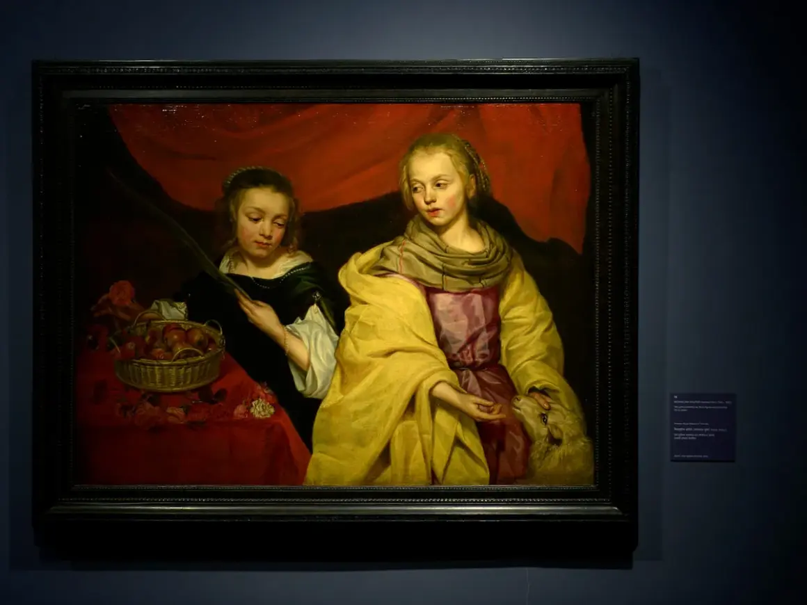 Twee meisjes, een met een mand fruit, de ander met een lam. Een stille hint naar de godin van de oorlog, Athena, die wijsheid en oorlog combineert.