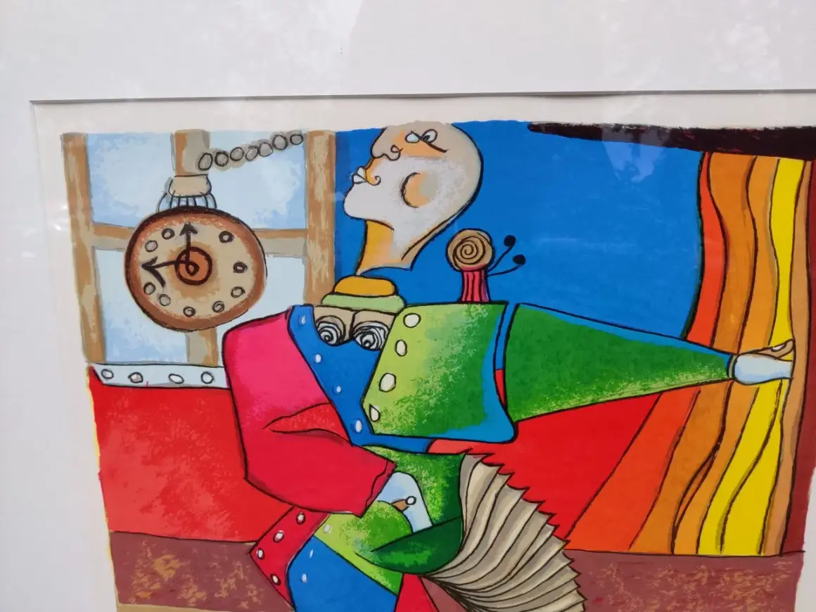 Kleurrijk werk van Patty Harpenau: een surrealistisch figuur met accordeon, klok en slakje.