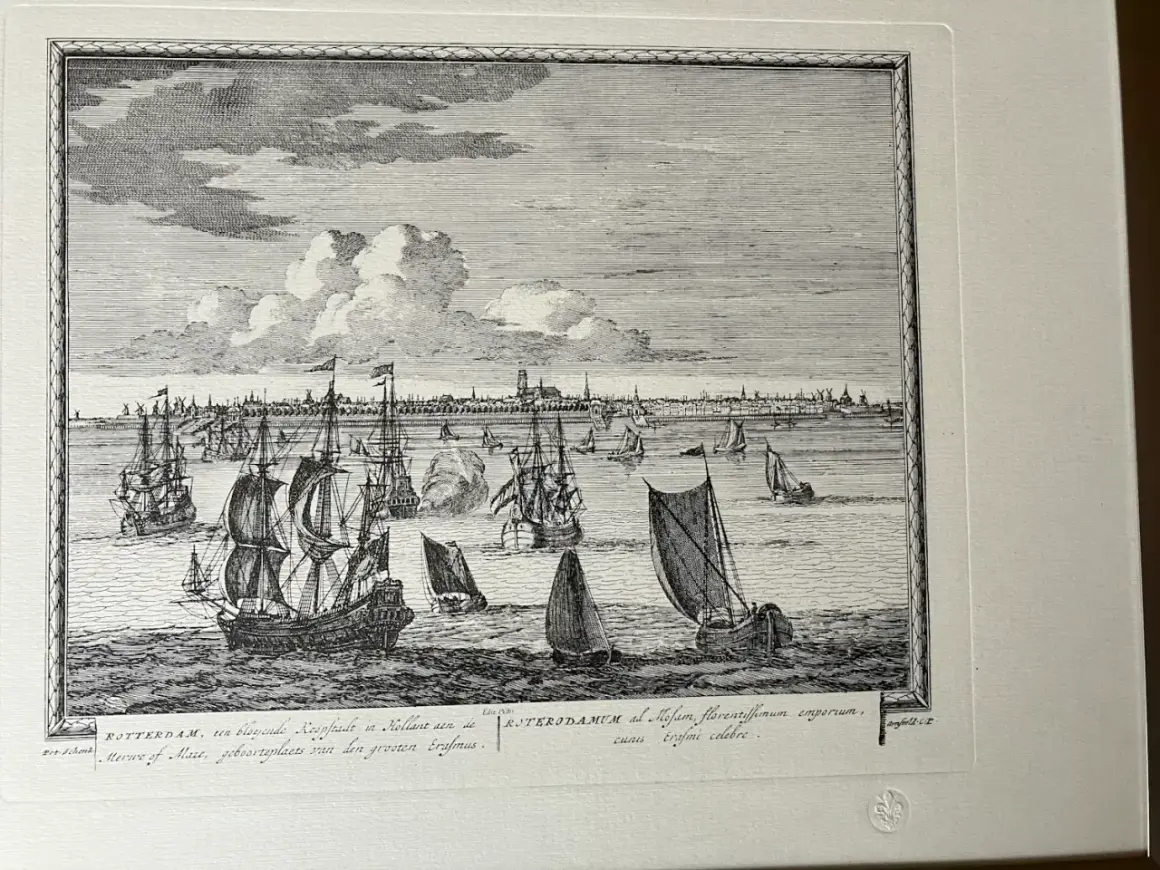 Zeegezicht met schepen voor Rotterdam, een bloeiende koopstad. Een gravure van Peter Schenk, met de geboorteplaats van Erasmus.