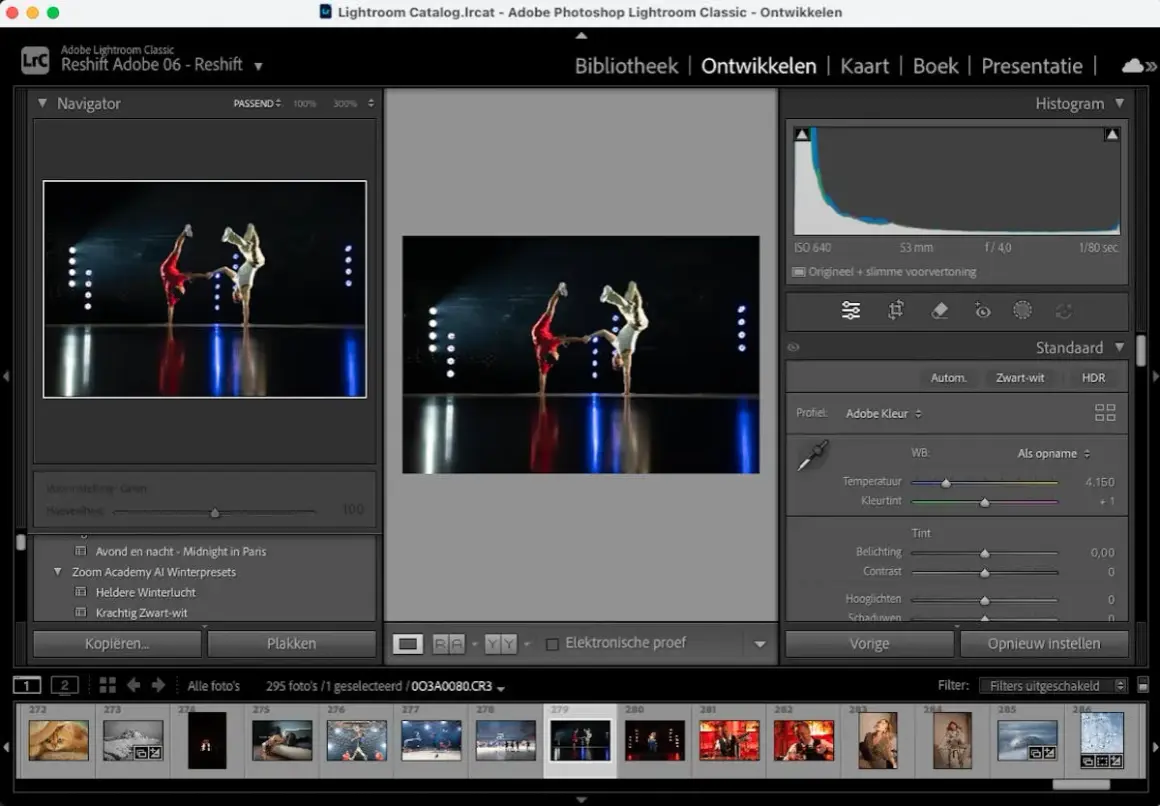 Twee dansers in een handstand op een podium, bewerkt in een gratis Photoshop app-achtige interface.