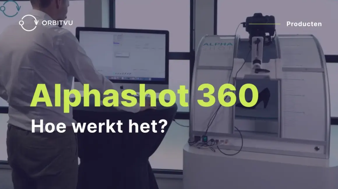 Een man bekijkt een 360 graden foto van een product op een computer. De Alphashot 360 is een productiesysteem voor 360 graden productfotografie.