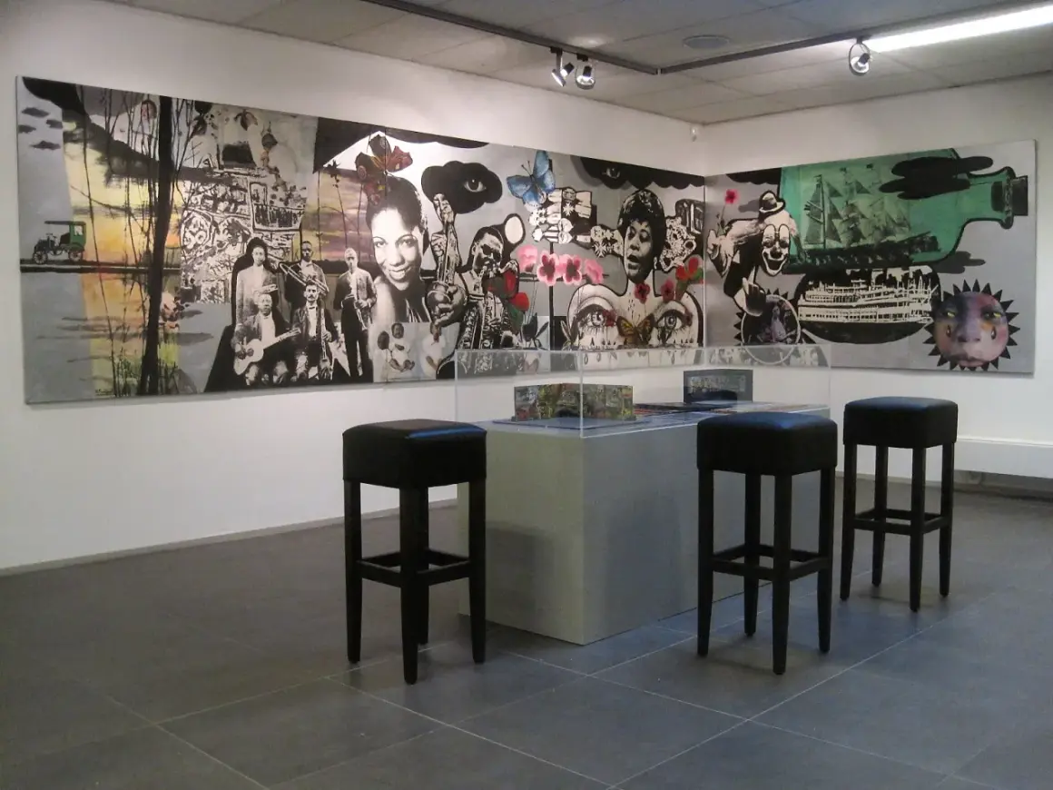 Een muurschildering met jazzmuzikanten en surrealistische elementen, mogelijk van Hans Truijen, in een galerie met barkrukken.