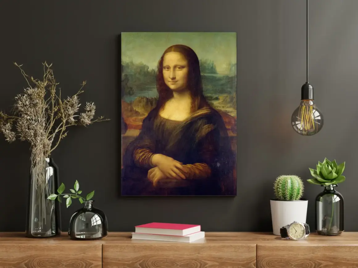 De Mona Lisa, een iconisch schilderij met een mysterieus jaartal, hangt boven een houten meubel met decoraties.