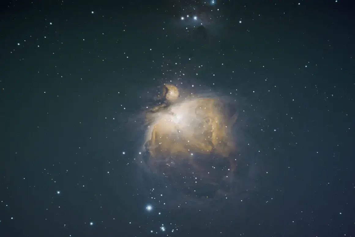 Mooie astro fotografie van de Orionnevel, met gloeiende gassen en sterren in de diepe ruimte.