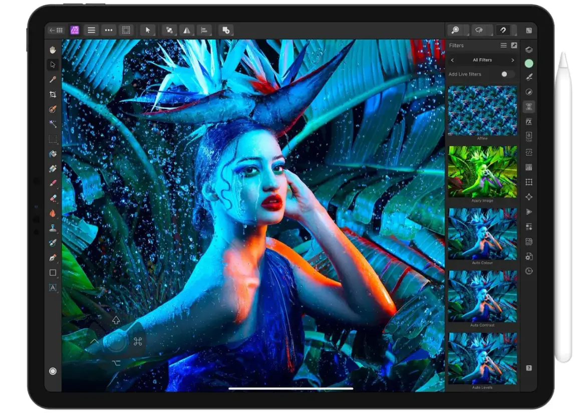 Een vrouw met een tropische bloem op haar hoofd, bewerkt in een foto bewerken app met diverse filters.