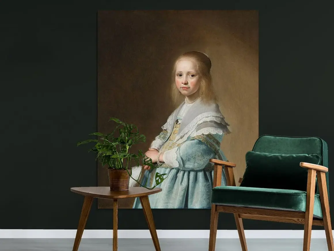 Portret van een meisje in blauwe jurk, geschilderd door Johannes Verspronck. Een groene fauteuil en plantje staan ernaast.