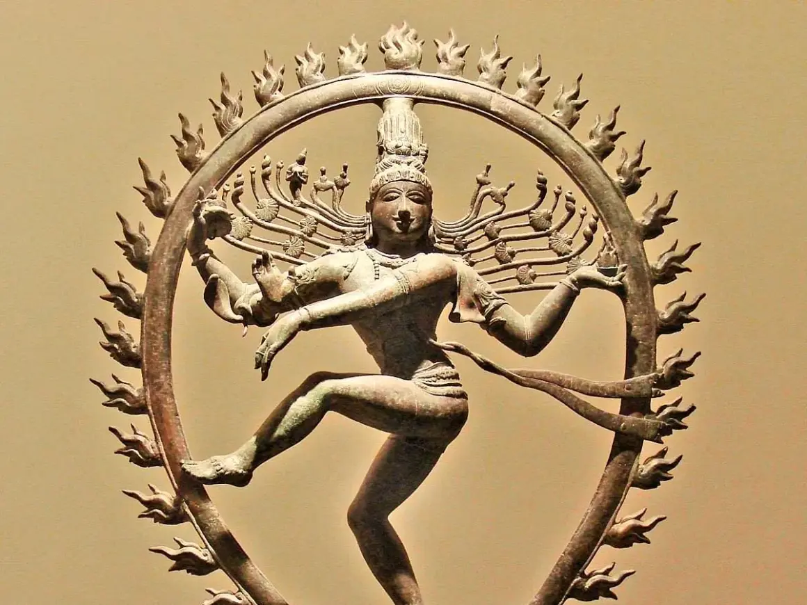 Bronzen beeld van Shiva Nataraja, de dansende god, omringd door een vlammende aureool.