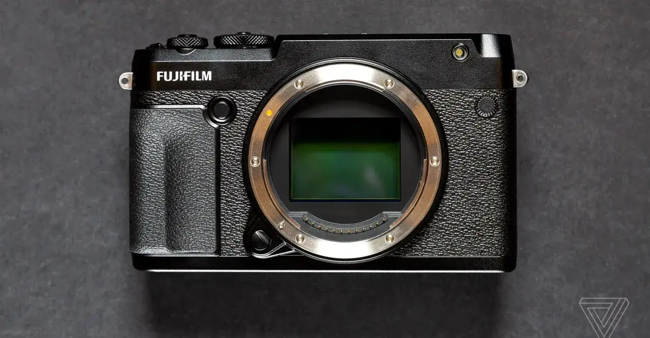 Fujifilm GFX 50R camera, met zijn kenmerkende lensvatting en sensor.