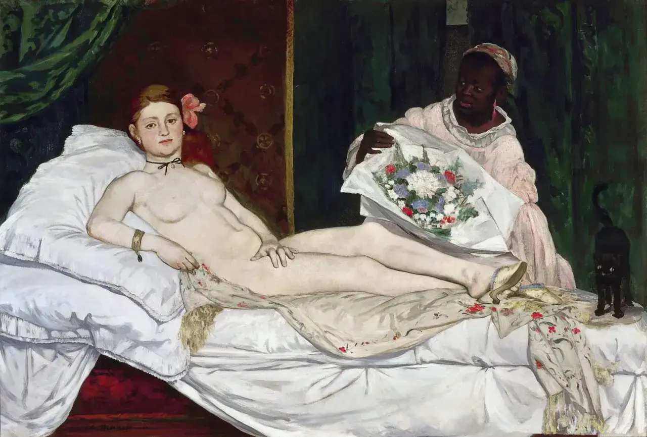 Een beroemde naakt, liggend op bed, ontvangt bloemen van een bediende. Een zwarte kat kijkt toe.