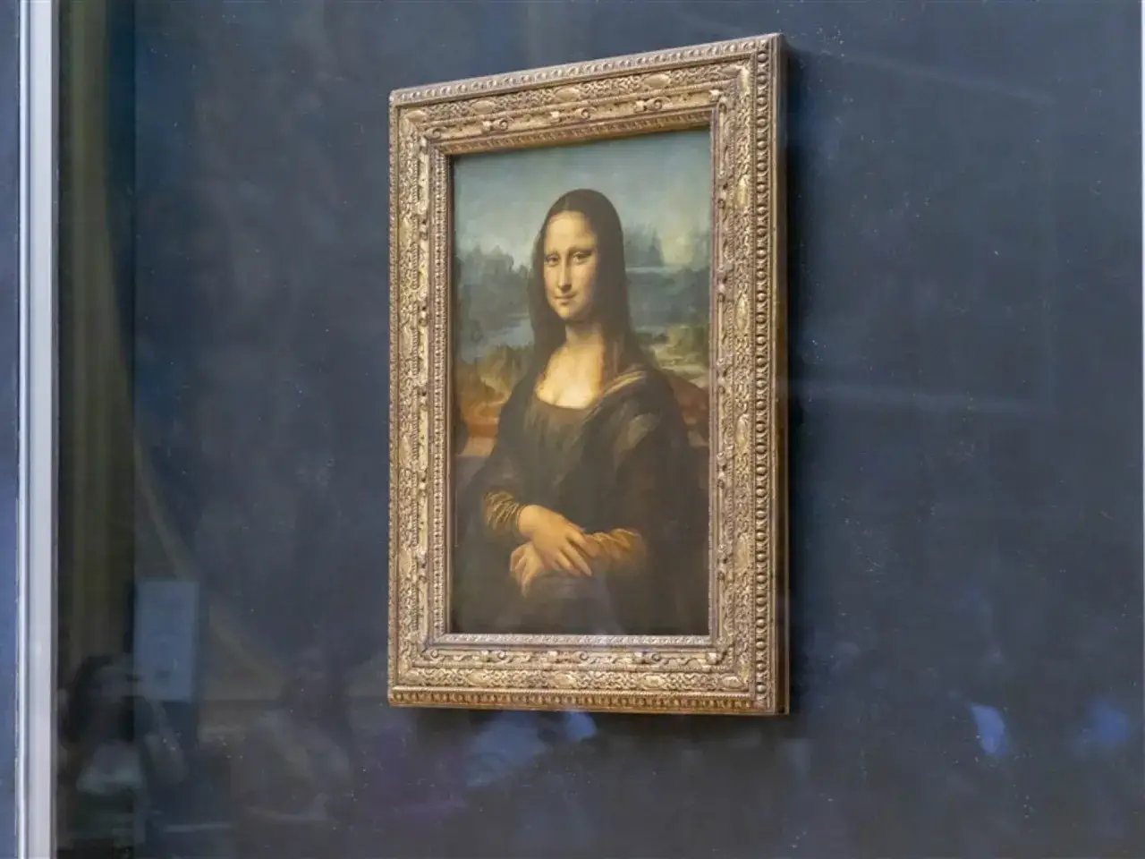 De Mona Lisa, met haar mysterieuze glimlach, is een iconisch kunstwerk. Wat is er zo bijzonder aan de Mona Lisa? Haar blik lijkt je te volgen, en de techniek van Leonardo da Vinci is onge&euml;venaard.