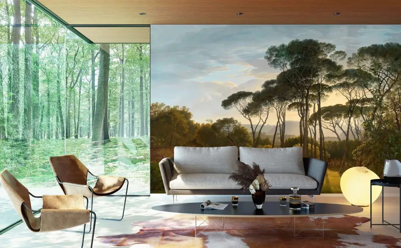 Moderne woonkamer met een schilderij van Hendrik Voogd op de muur, omringd door glas met uitzicht op een bos.