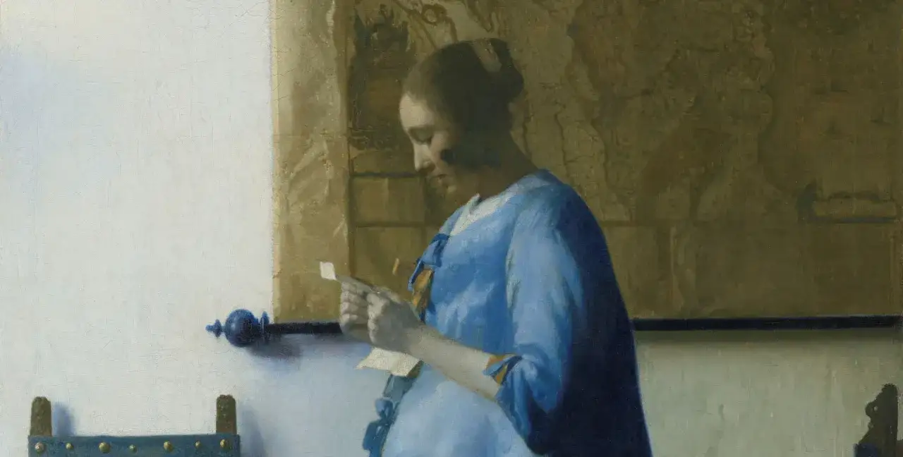Een brieflezende vrouw in het blauw, verdiept in haar post. De kaart aan de muur suggereert een wereld van avontuur.